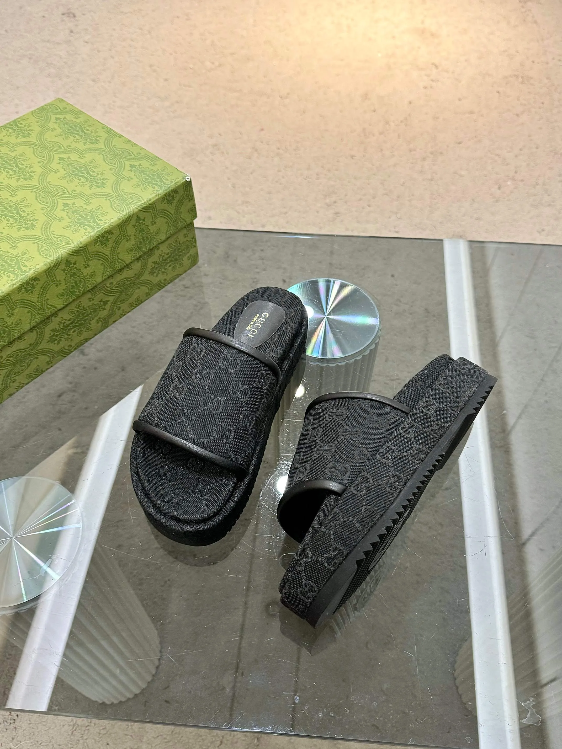 👟👟Ex-factory price 440👟👟 Gucci’s latest limited edition thick-soled slippers. Top quality for sale. Purchase genuine product for development. The material and workmanship are consistent with the original. Upper: original special printing process. Lining: dyed sheepskin. Outsole: Italian private model outsole. Size: 35-43M standard size. 41, 42, 43 are also customized and cannot be returned. Sole thickness: 5.5cm. Forefoot 4cm.